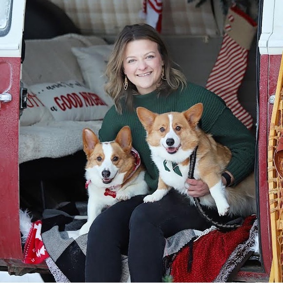 Your Alaskan Posher, Shelby! Let’s recycle fashion together 🌿🖤🏔🤩🙌🏼 - Picture 1 of 11